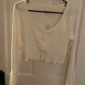NWT. CROPPED V NECK SHIRT